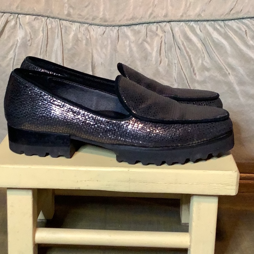 Donald pliner classic loafer metallic black/ silver sz 8